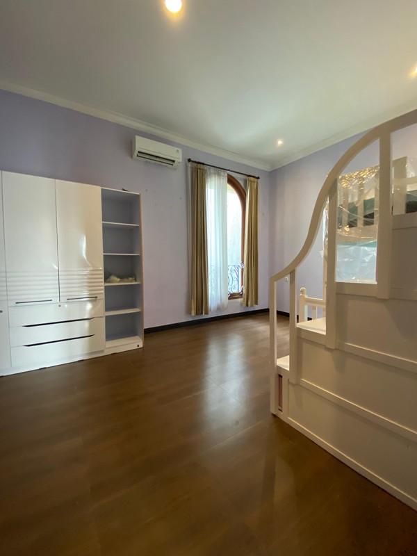 DISEWAKAN RUMAH MEWAH SPANISH STYLE DI VILLA RIVIERRA - PAKUWON CITY