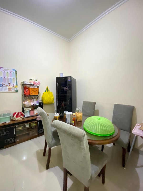 Dijual rumah nyaman dengan bangunan kokoh dan layout fungsional di kawasan Meruyung, Limo. Lokasi strategis, akses mudah ke berbagai fasilitas umum.