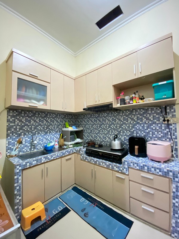 Dijual rumah nyaman dengan bangunan kokoh dan layout fungsional di kawasan Meruyung, Limo. Lokasi strategis, akses mudah ke berbagai fasilitas umum.