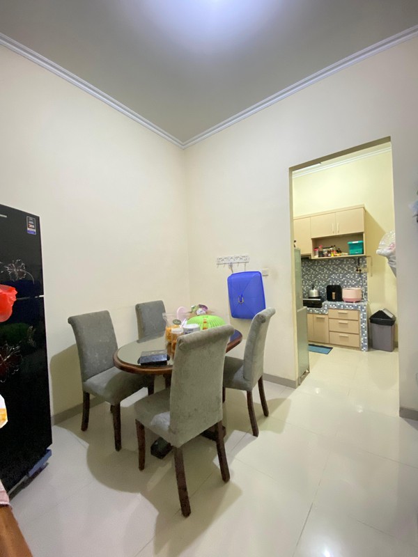 Dijual rumah nyaman dengan bangunan kokoh dan layout fungsional di kawasan Meruyung, Limo. Lokasi strategis, akses mudah ke berbagai fasilitas umum.