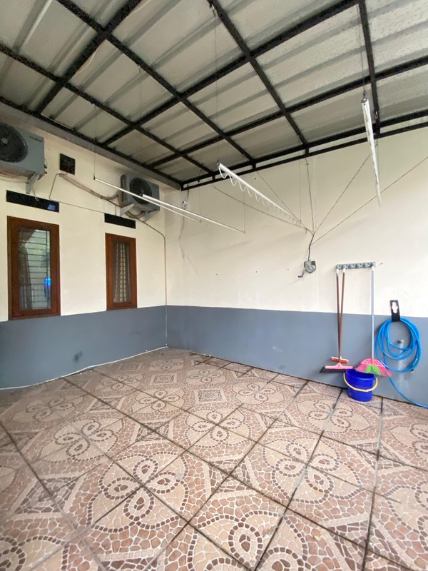 Dijual rumah nyaman dengan bangunan kokoh dan layout fungsional di kawasan Meruyung, Limo. Lokasi strategis, akses mudah ke berbagai fasilitas umum.