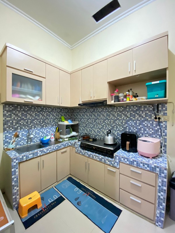 Dijual rumah nyaman dengan bangunan kokoh dan layout fungsional di kawasan Meruyung, Limo. Lokasi strategis, akses mudah ke berbagai fasilitas umum.