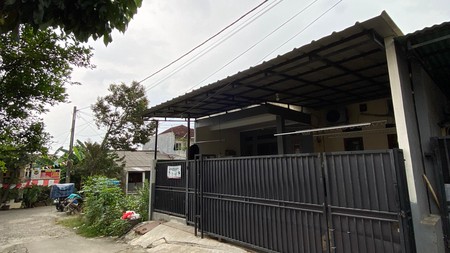Dijual rumah nyaman dengan bangunan kokoh dan layout fungsional di kawasan Meruyung, Limo. Lokasi strategis, akses mudah ke berbagai fasilitas umum.