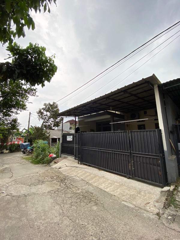 Dijual rumah nyaman dengan bangunan kokoh dan layout fungsional di kawasan Meruyung, Limo. Lokasi strategis, akses mudah ke berbagai fasilitas umum.