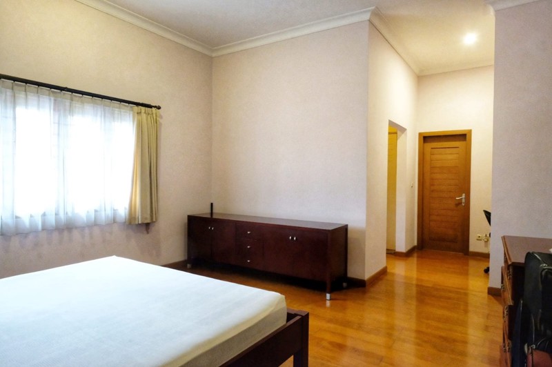 Rumah Bagus, 2 Lantai, Bebas bajir, Lokasi strategis di Lebak Bulus