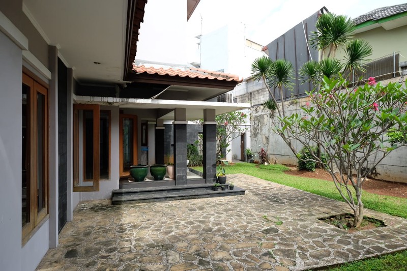 Rumah Bagus, 2 Lantai, Bebas bajir, Lokasi strategis di Lebak Bulus