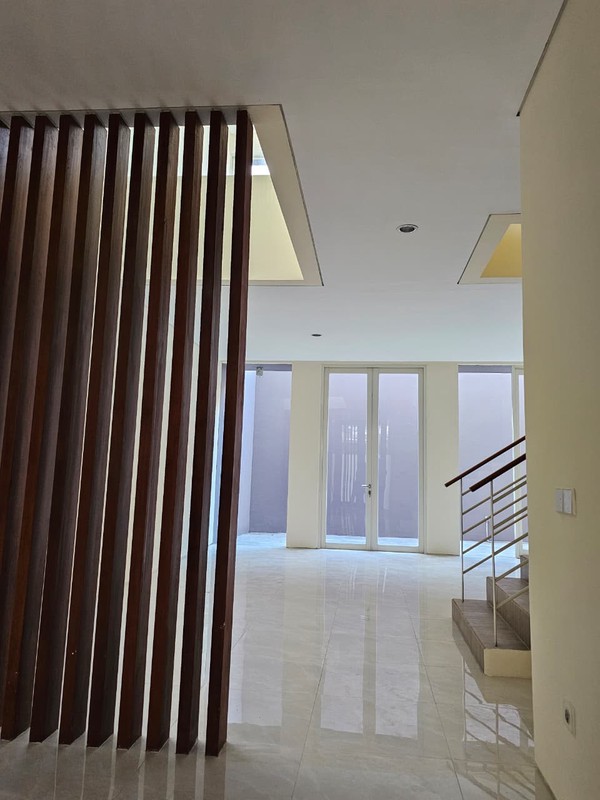 Sewa Rumah 2 Lantai Murah di Citraland The Greenlake Surabaya