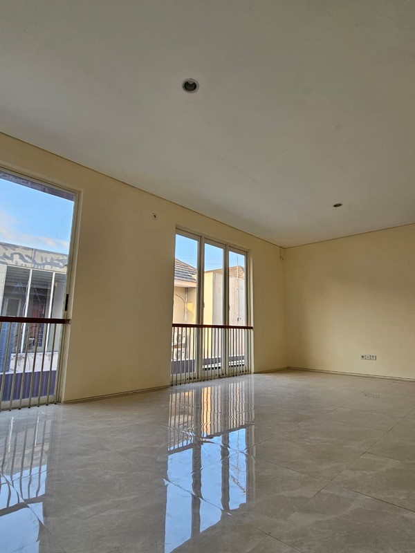 Sewa Rumah 2 Lantai Murah di Citraland The Greenlake Surabaya