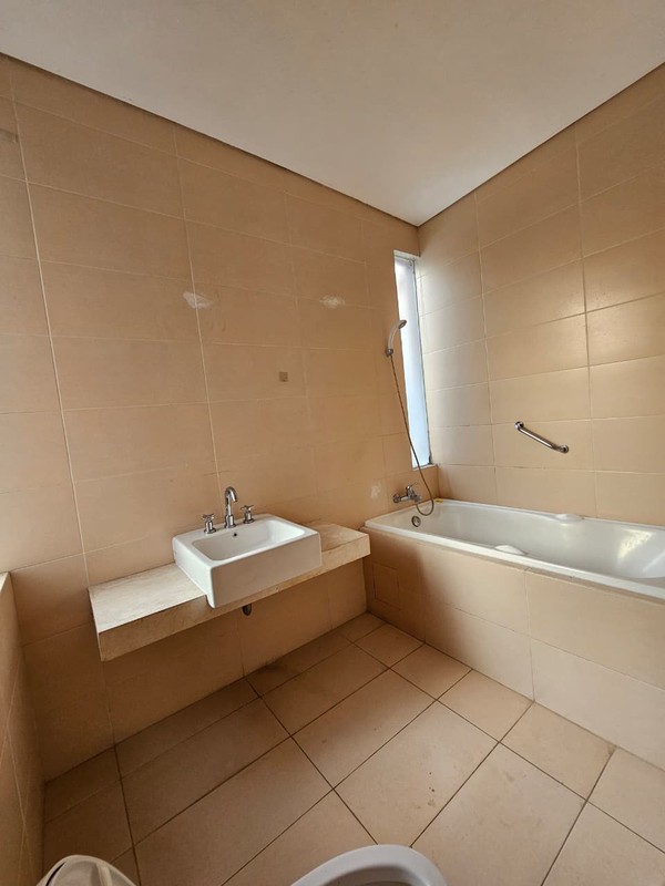 Sewa Rumah 2 Lantai Murah di Citraland The Greenlake Surabaya