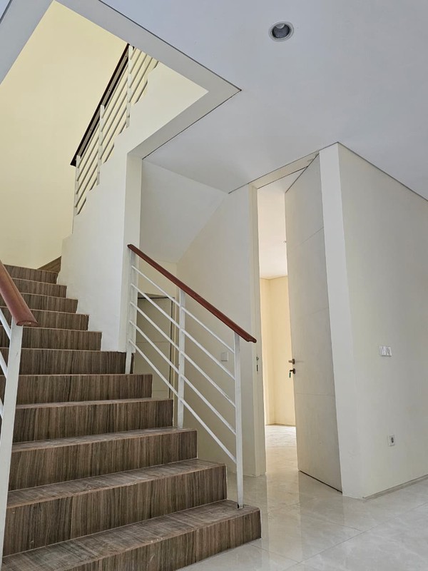 Sewa Rumah 2 Lantai Murah di Citraland The Greenlake Surabaya