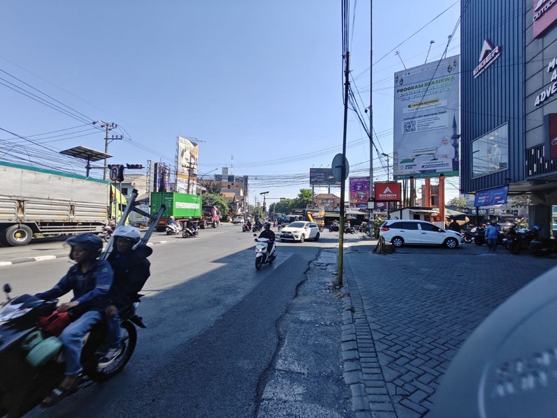 Sewa Ruko 4 Lantai di Raya Mastrip Wiyung Surabaya - Lokasi Dekat Tol Gunung Sari dan Area Komersil