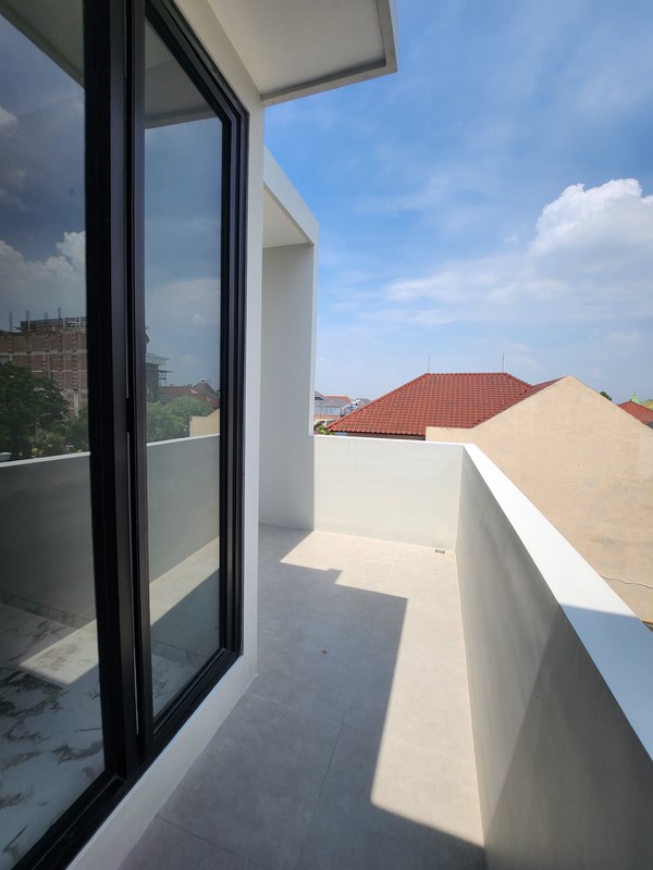 4 Milyar-an Rumah Surabaya Barat New Baru Modern - Babatan Pratama Spesial Row Jalan Raya Kembar Strategis Lokasi Dekat Pakuwon Mall, Citraland, Royal Residence