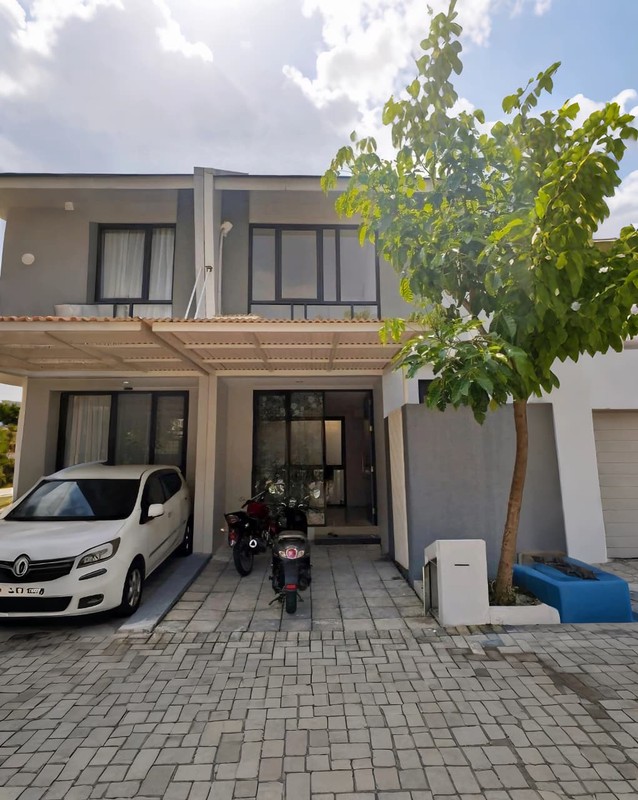 Sewa Rumah 2 Lantai di Royal Residence Surabaya Barat - Lokasi Premium Dekat Kampus Petra & RS Internasional