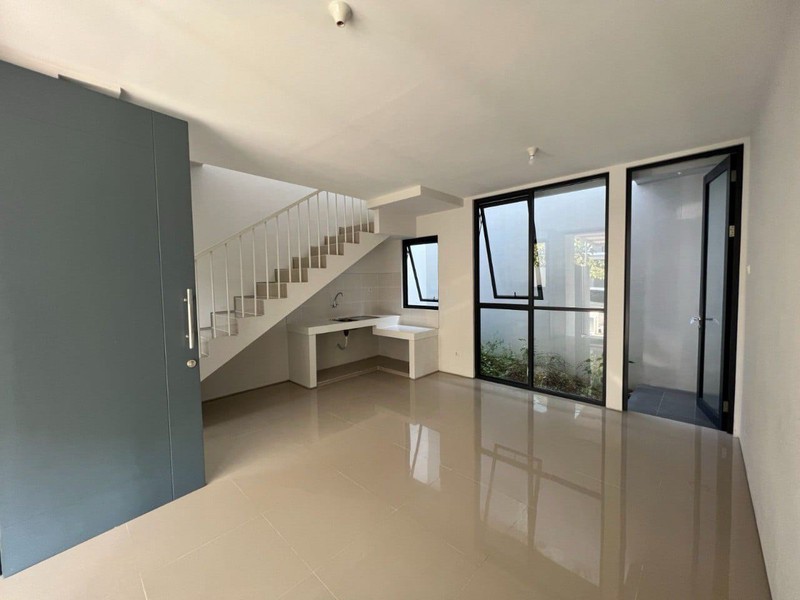 Sewa Rumah 2 Lantai di Royal Residence Surabaya Barat - Lokasi Premium Dekat Kampus Petra & RS Internasional