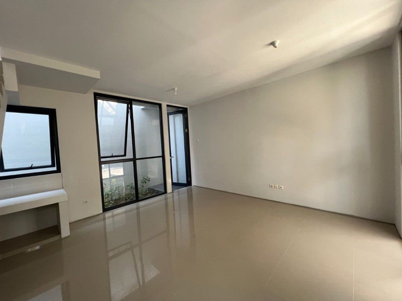 Sewa Rumah 2 Lantai di Royal Residence Surabaya Barat - Lokasi Premium Dekat Kampus Petra & RS Internasional