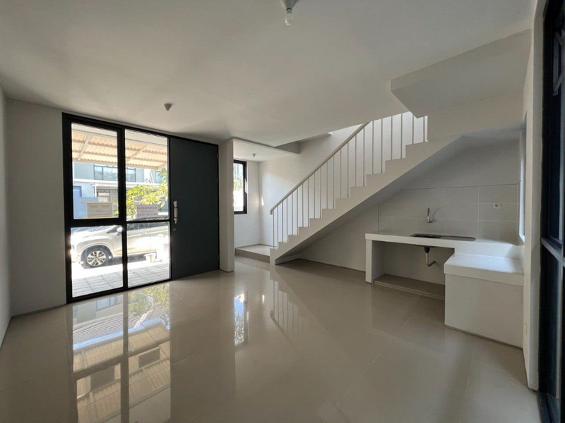 Sewa Rumah 2 Lantai di Royal Residence Surabaya Barat - Lokasi Premium Dekat Kampus Petra & RS Internasional