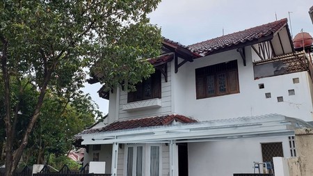 Rumah hoek lokasi premium depan taman di pisok bintaro Jaya