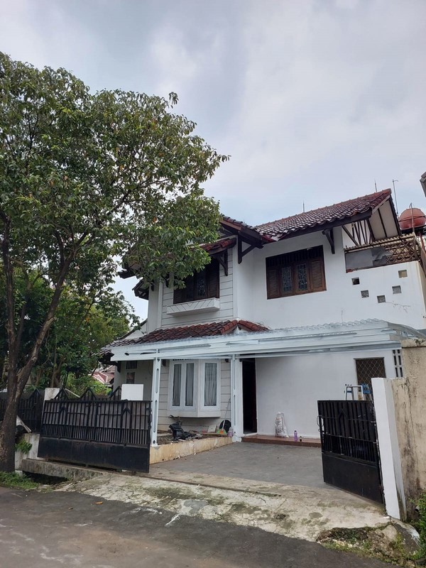 Rumah hoek lokasi premium depan taman di pisok bintaro Jaya