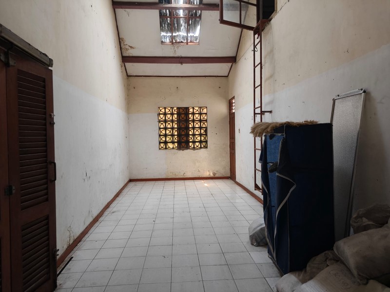 Rumah Hitung Tanah Luas 424 m2 di Cirendeu 