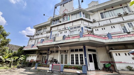 Rumah Kos - Kostan dijual di Dukuh Kupang Surabaya. Kamar mandi dalam semua