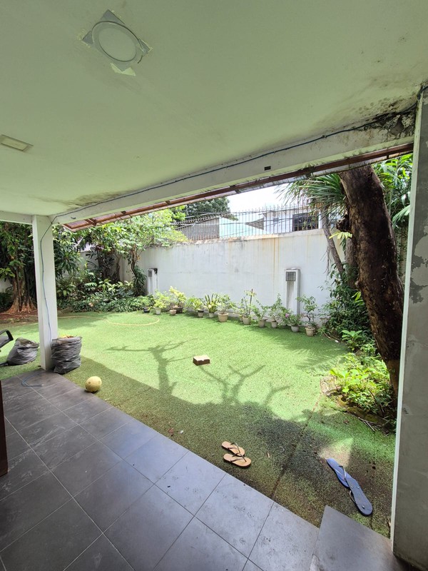 Disewakan rumah dengan lahan luas cocok untuk office atau usaha di jl Tebet Barat