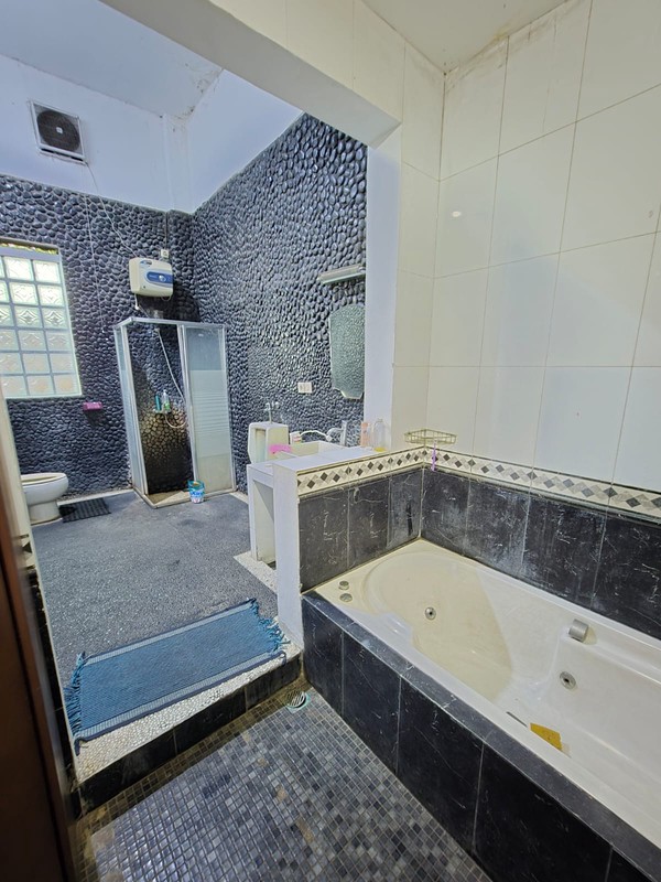 Disewakan rumah dengan lahan luas cocok untuk office atau usaha di jl Tebet Barat