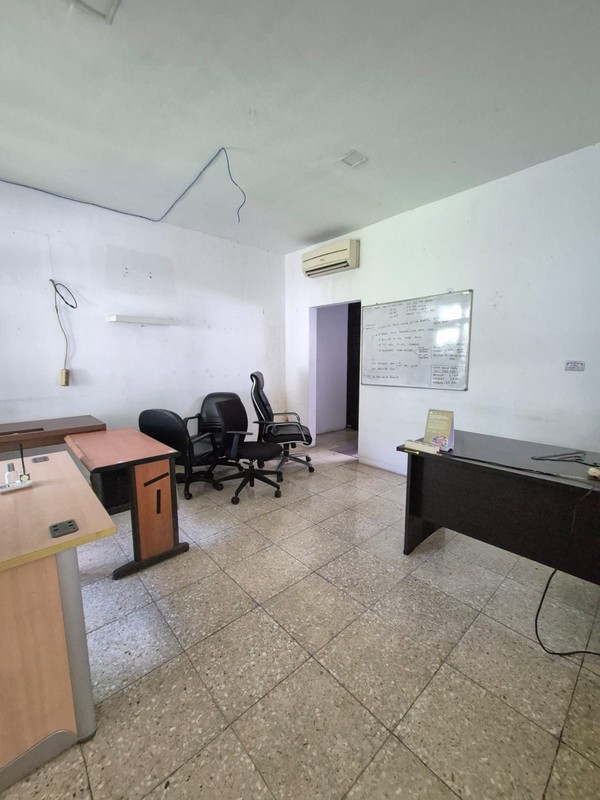 Disewakan rumah dengan lahan luas cocok untuk office atau usaha di jl Tebet Barat