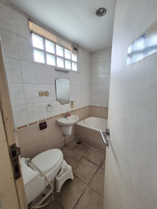 Disewakan rumah dengan lahan luas cocok untuk office atau usaha di jl Tebet Barat