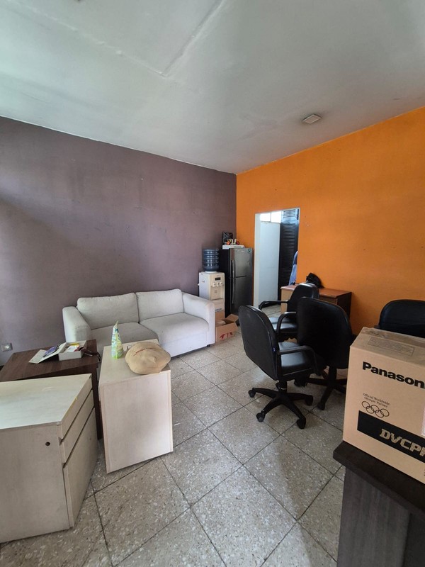 Disewakan rumah dengan lahan luas cocok untuk office atau usaha di jl Tebet Barat