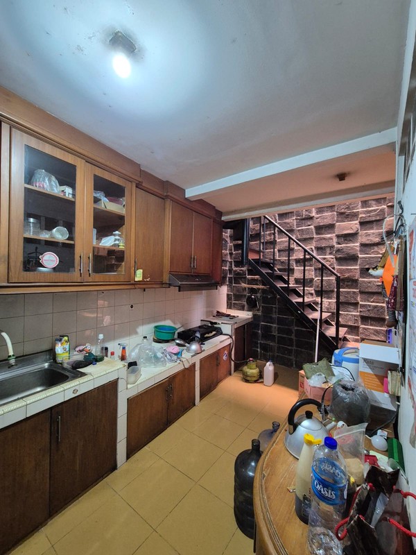 Disewakan rumah dengan lahan luas cocok untuk office atau usaha di jl Tebet Barat