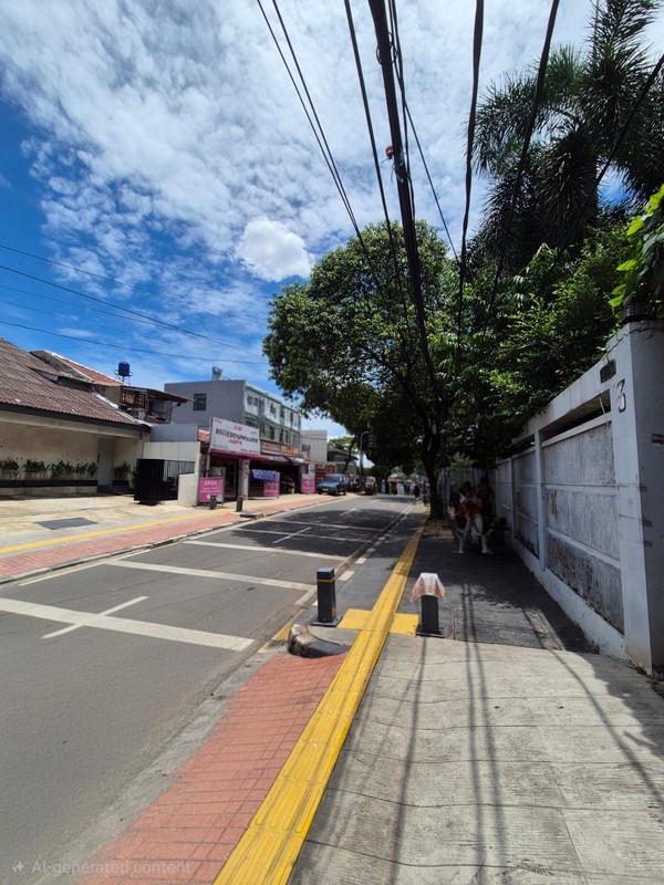 Disewakan rumah dengan lahan luas cocok untuk office atau usaha di jl Tebet Barat