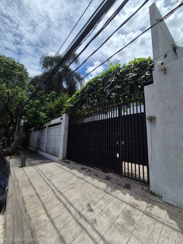 Disewakan rumah dengan lahan luas cocok untuk office atau usaha di jl Tebet Barat