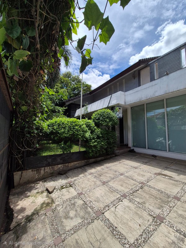 Disewakan rumah dengan lahan luas cocok untuk office atau usaha di jl Tebet Barat
