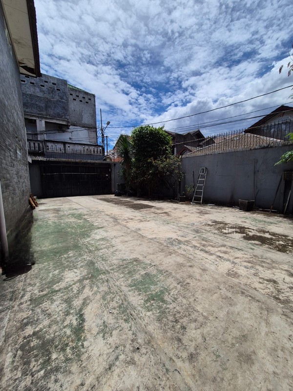 Disewakan rumah dengan lahan luas cocok untuk office atau usaha di jl Tebet Barat