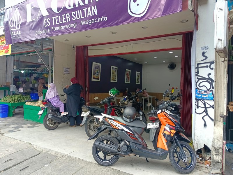 Ruang usaha sangat strategis  di jl raya cibabat dekat rs mitra kasih main road strategis jarang ada