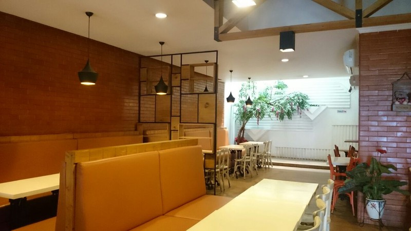 Dijual Mini Building Ex Resto yang siap digunakan.