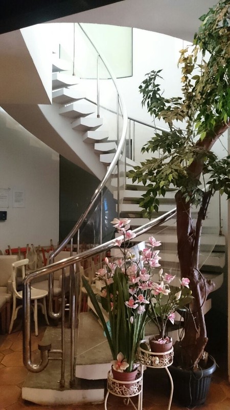 Dijual Mini Building Ex Resto yang siap digunakan.