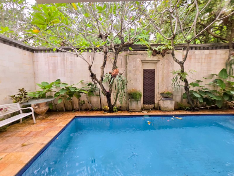 Rumah di Menteng Residence dengan Pool di Bintaro Sektor 7