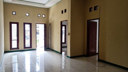 Disewakan Rumah Lokasi Strategis dengan Halaman Luas dan Lokasi Strategis dekat Bintaro.