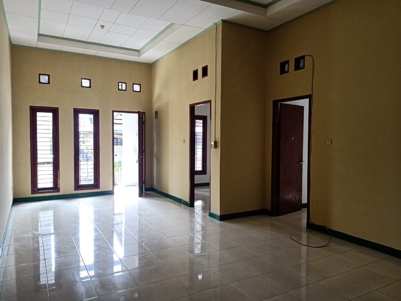 Disewakan Rumah Lokasi Strategis dengan Halaman Luas dan Lokasi Strategis dekat Bintaro.