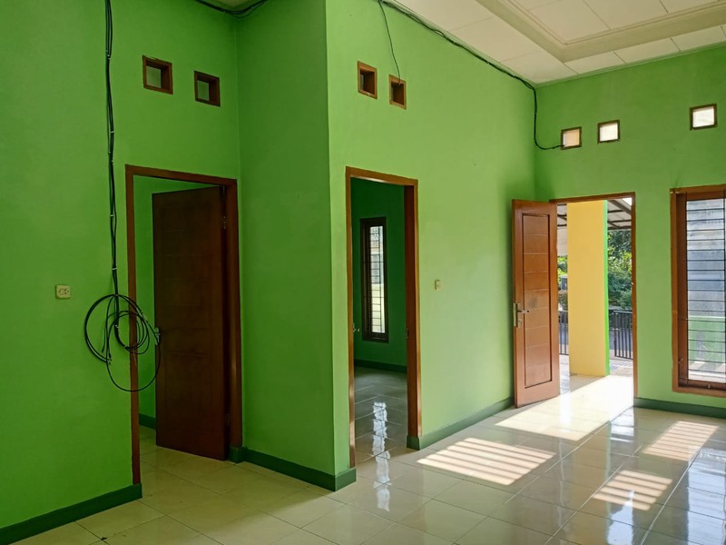 Disewakan Rumah Lokasi Strategis dengan Halaman Luas dan Lokasi Strategis dekat Bintaro