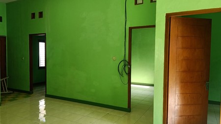 Disewakan Rumah Lokasi Strategis dengan Halaman Luas dan Lokasi Strategis dekat Bintaro