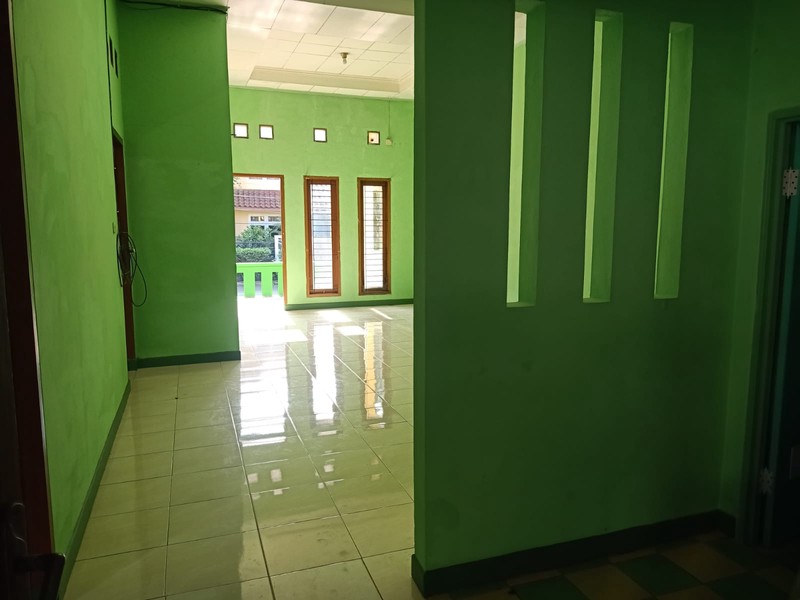 Disewakan Rumah Lokasi Strategis dengan Halaman Luas dan Lokasi Strategis dekat Bintaro