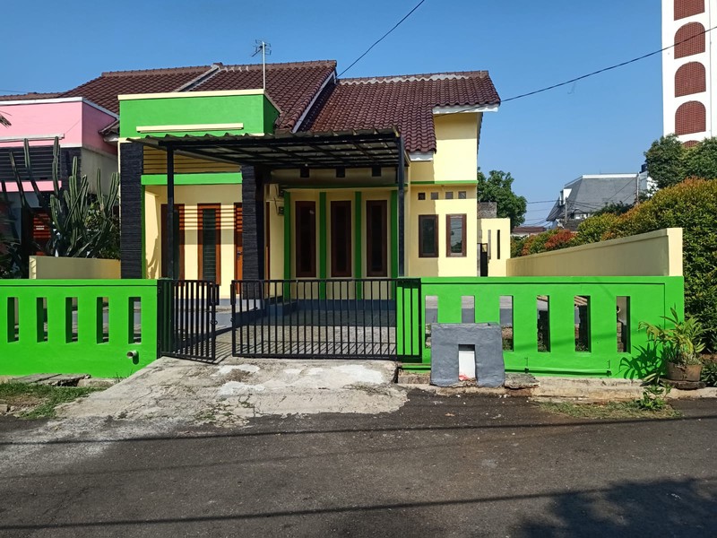 Disewakan Rumah Lokasi Strategis dengan Halaman Luas dan Lokasi Strategis dekat Bintaro