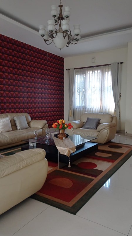 Rumah Eksklusif dengan Private Swimming Pool