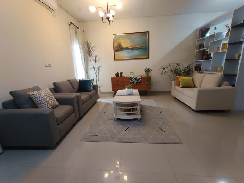 Rumah Siap Huni dengan Halaman Luas dan Lokasi Strategis dekat Bintaro Jaya