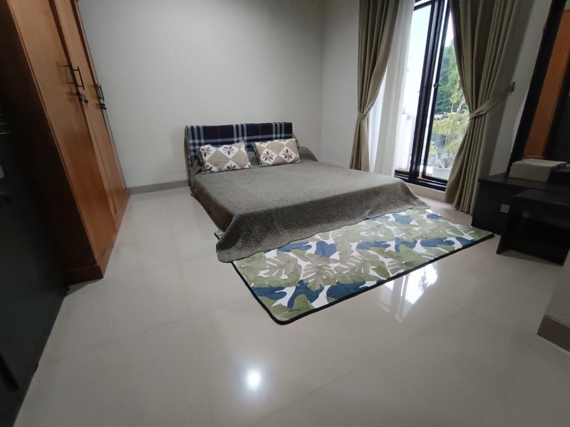 Rumah Siap Huni dengan Halaman Luas dan Lokasi Strategis dekat Bintaro Jaya