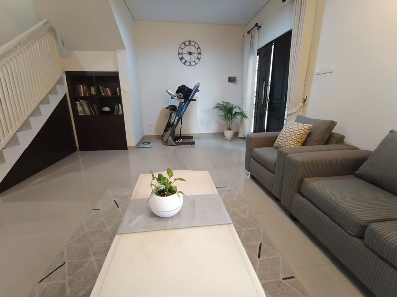 Rumah Siap Huni dengan Halaman Luas dan Lokasi Strategis dekat Bintaro Jaya