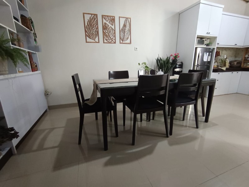Rumah Siap Huni dengan Halaman Luas dan Lokasi Strategis dekat Bintaro Jaya
