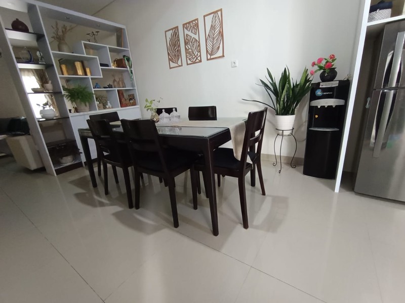 Rumah Siap Huni dengan Halaman Luas dan Lokasi Strategis dekat Bintaro Jaya